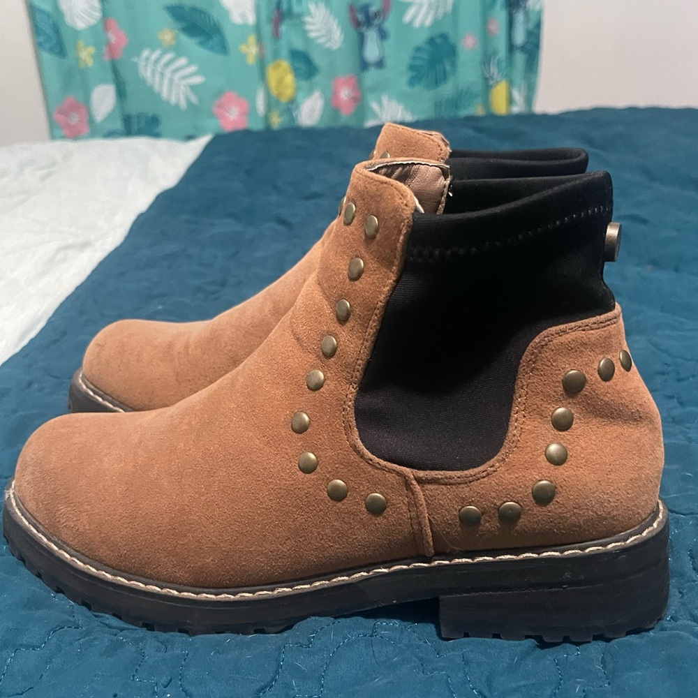 #149- Tan and black boots